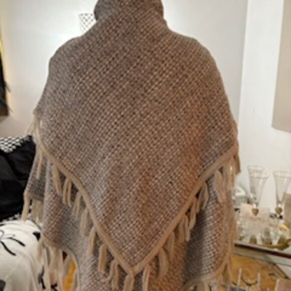 Fringed buttoned cape coat. - Picture 2 of 7